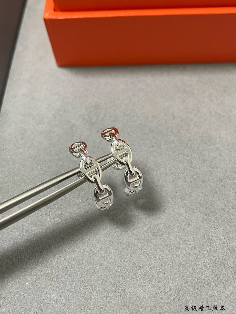 H**me5 earrings